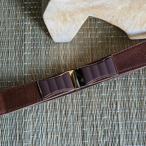 CI-0618A- Cinto elastico fino marrom fivela acolchoada