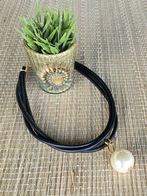 CO-0707 - Colar curto 1 perola grande em 3 courinhos grossos