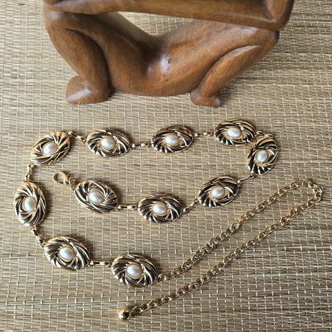 CI-0193- Cinto oval metal grande dourado em ondas miolo perola - comprar online