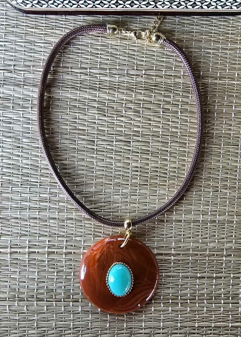 CO-0760- Colar curto disco grande de resina coral miolo turqueza - comprar online