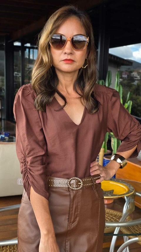 BS-0852B - Blusa decote V com mangas 3/4 franzidas, marrom - comprar online