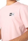 Camiseta New Era Logo Rosa - comprar online