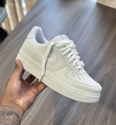 Nike Air Force 1 Triple White na internet