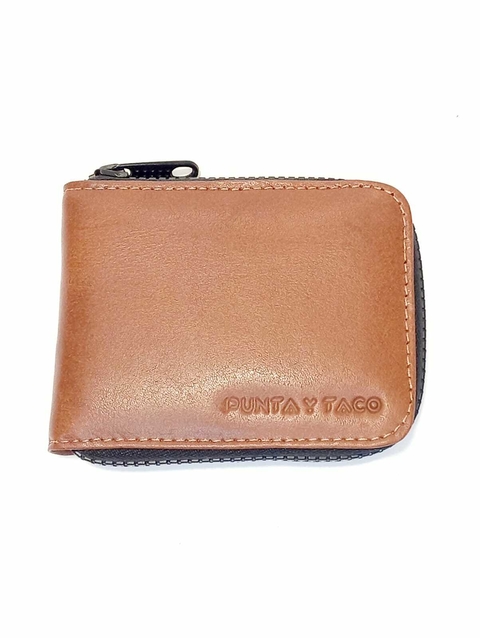 BILLETERA DE CUERO CON CIERRE Y DOBLE TARJETERO. SUELA.