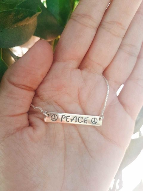 colar com plaquinha peace