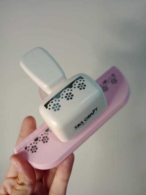 Perforadora para guarda continuas con forma de Margaritas