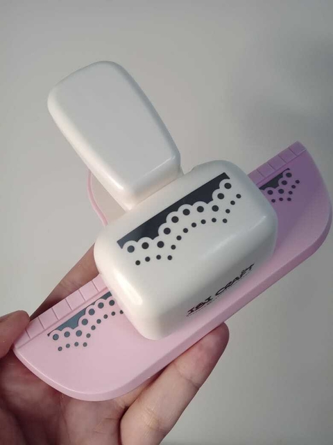 Perforadora para guardas continuas con forma de puntillas