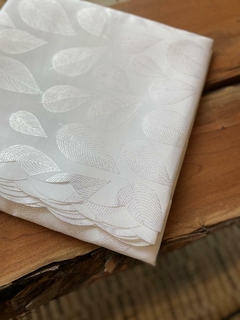 Mantel "hojitas" poliester color blanco 3x1.50 - comprar online