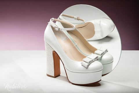 Romántico, una perla nacarada cubre los pies de una princesa