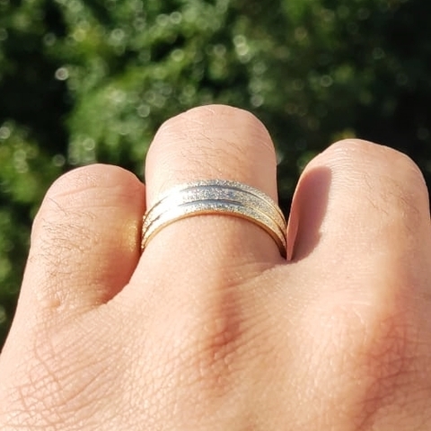 ALIANÇA ANATÔMICA E RETA DIAMANTADA COM 2 FRISOS