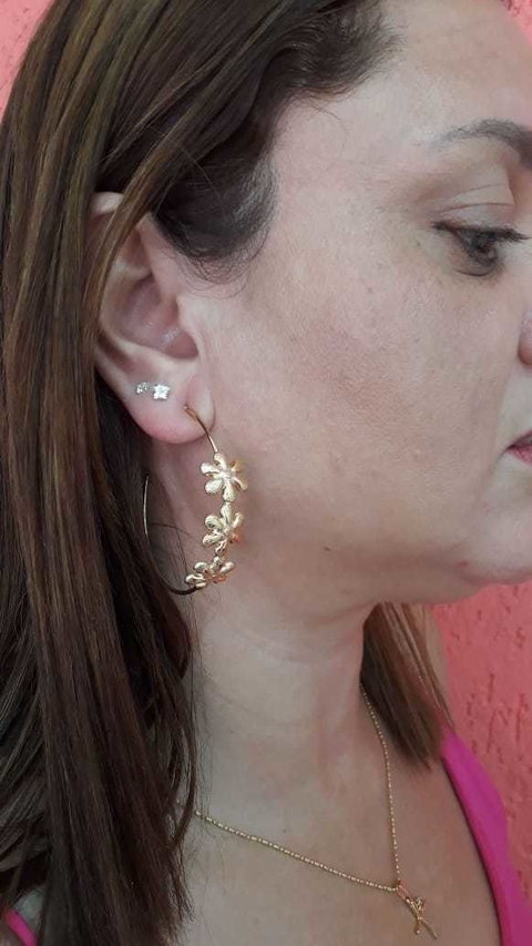 BRINCO ARGOLA FLOR DOURADO