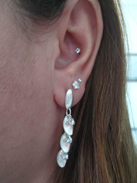 BRINCO FOLHEADO COM CRISTAIS