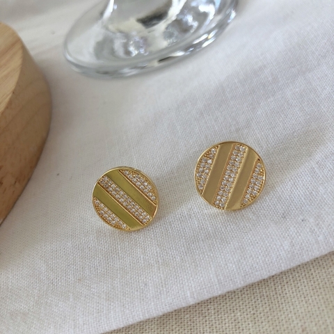 Brinco redondo com zircônias banhado a ouro - comprar online