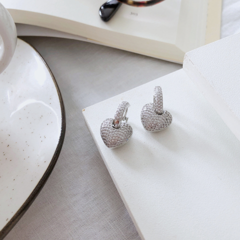 Brinco de argola com pingente de coração removível banhado a ródio