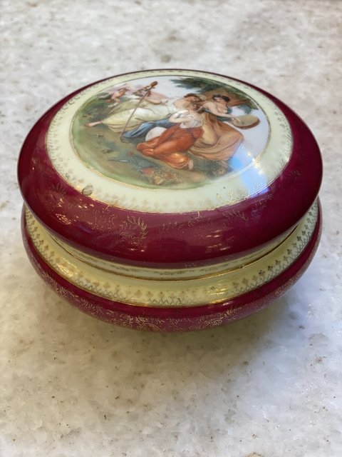 Caixa em porcelana tcheca com cena