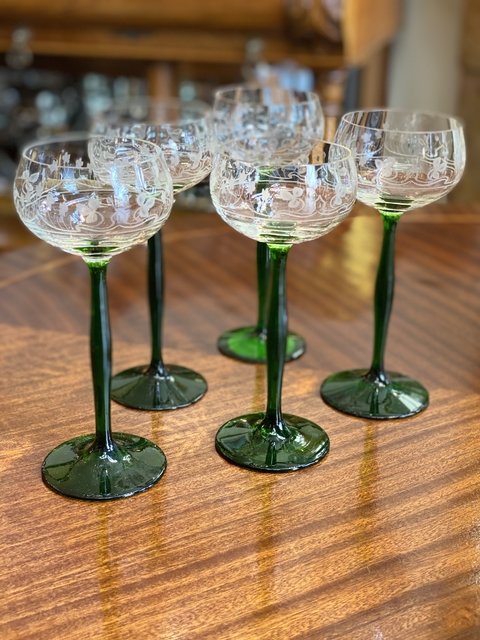 Conjunto de taças em cristal europeu com flores em satiné