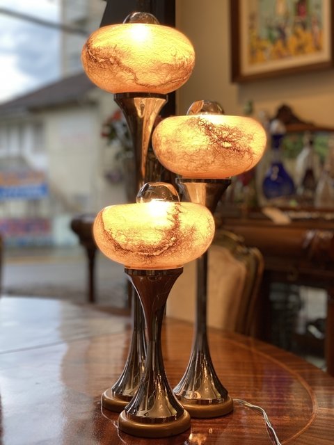 Luminária Art Déco com cúpulas em vidro e base cromada