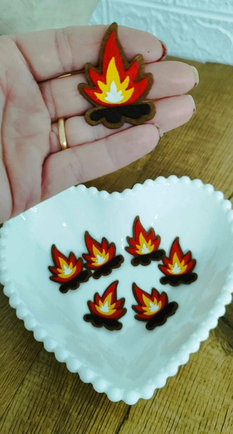 APLIQUES DE FOGUEIRINHA EM FELTRO ( Kit com 10)