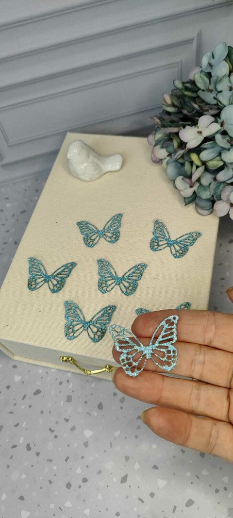 Recorte borboleta vazada lurex.