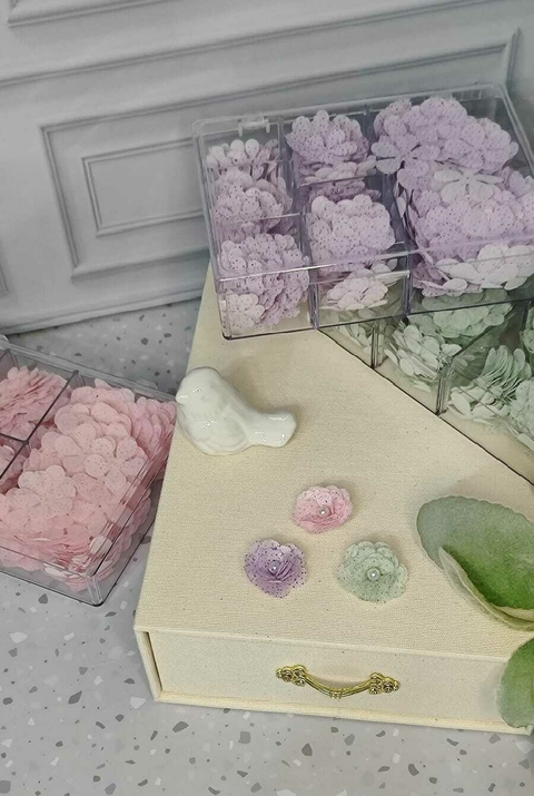 RECORTE FLOR TAFETÁ COM BRILHO (MONTA 10 FLORES=60 RECORTES)