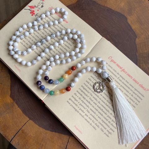 Japamala de 108 contas dos 7 chakras com howlita e pingente do chakra coronário