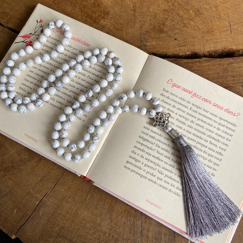 Japamala de 108 contas de howlita branca e meru do nó infinito