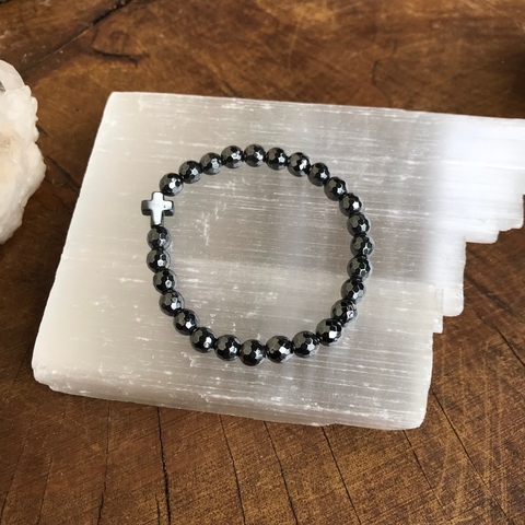 Pulseira de hematita facetada com cruz