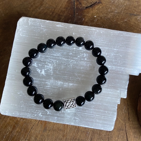 Pulseira de obsidiana negra e nó infinito