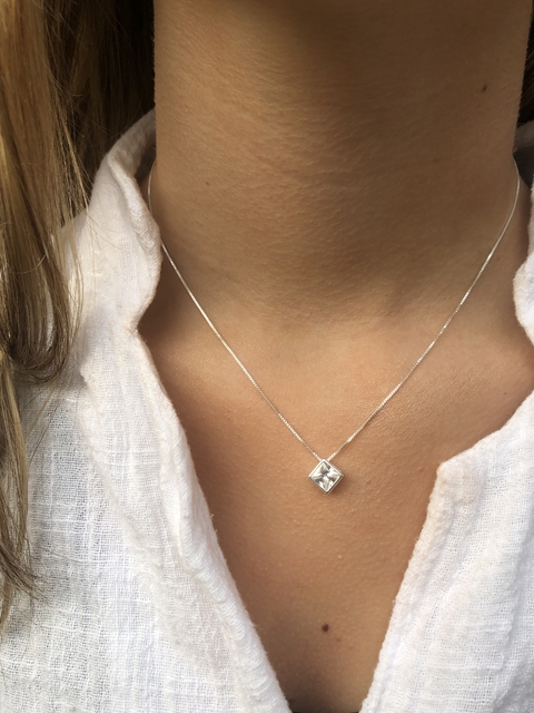 Cadena con dije zirconia blanca