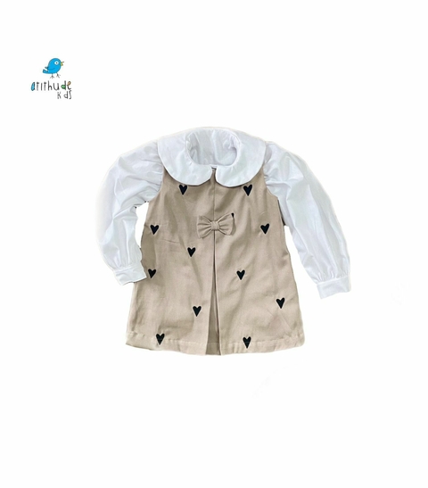 Vestido Pri - Bege com corações bordados e camisa branca (2 pçs)