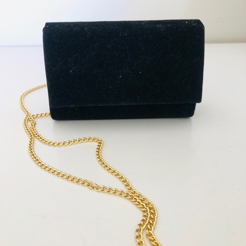 Bolsa Tiracolo Veludo Preta Alça Corrente Dourada