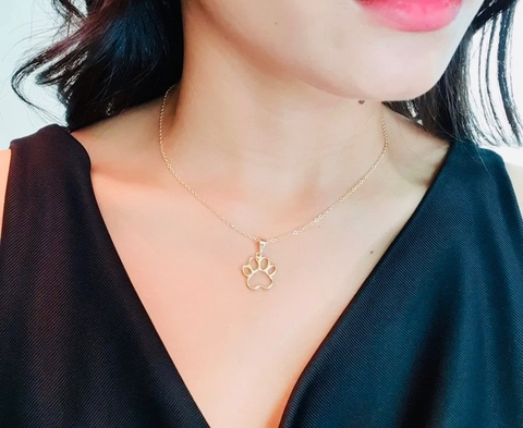 Colar Gargantilha com Pingente Vazado Patinha de Cachorro Gato Pet Dourado Banhado a Ouro 18k Ju