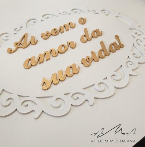 Placa "Aí vem o amor da sua vida!"