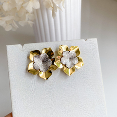 Brinco flor com centro removível