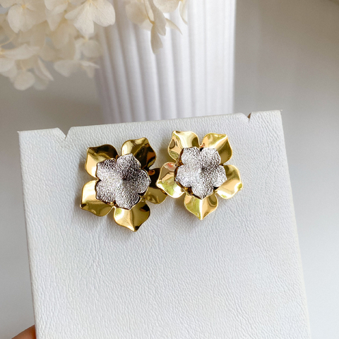 Brinco flor com centro removível