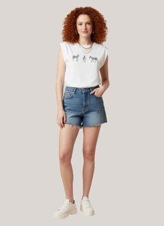 Remera de algodón con estampa, manga simil hombrera. Estampas variadas. en internet