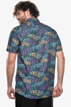 CAMISA MANGA CURTA ESTAMPADA SELVA - comprar online