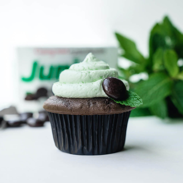 Cupcake de chocolate con crema batida de menta
