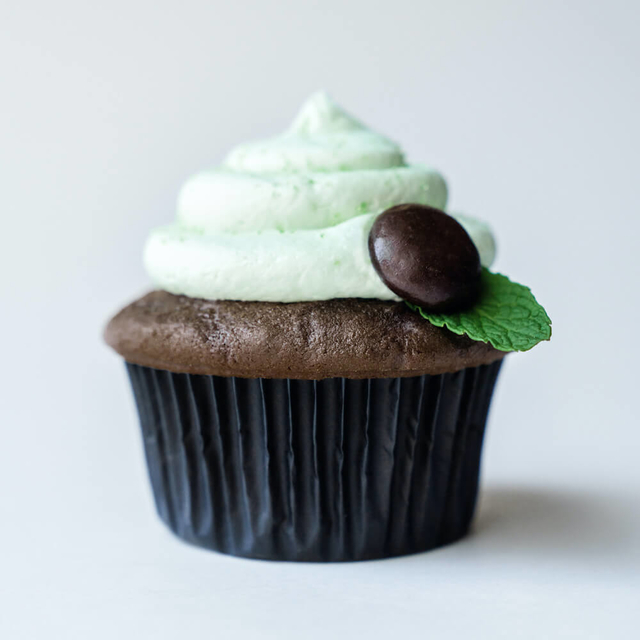 Cupcake de chocolate con crema batida de menta - comprar online