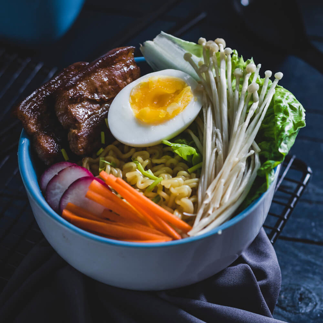 Ramen com ovo e carne de porco - comprar online
