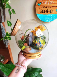 Esfera grande com base em bambu - arara preservado