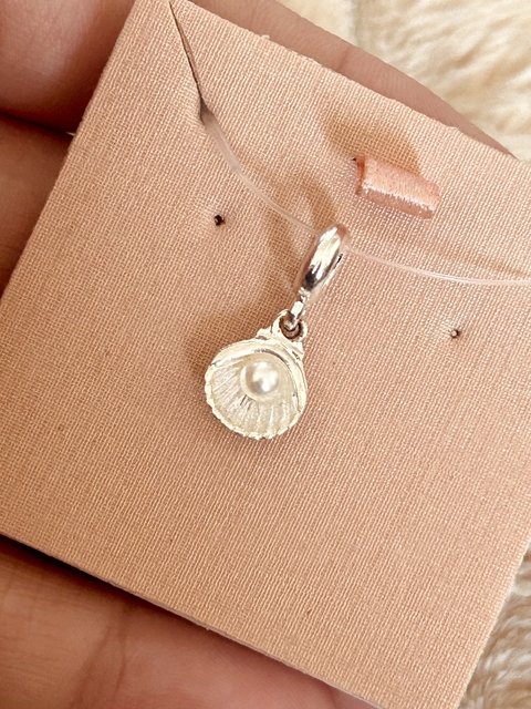 Berloque concha com pérola banhado a prata - comprar online