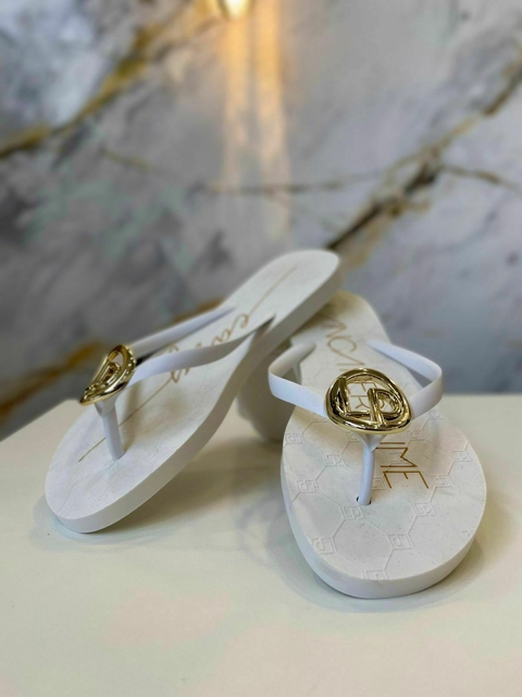 CHINELO COM LOGO MEDALHAO LANÇA PERFUME