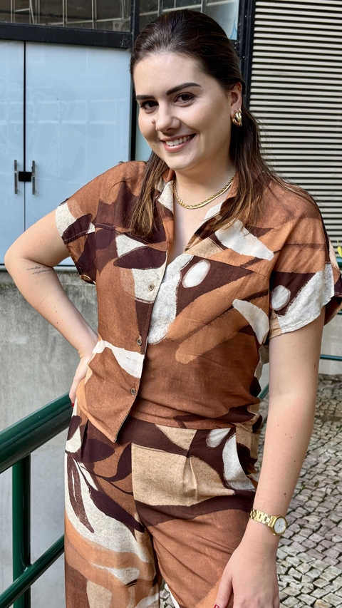 CAMISA MANGA CURTA MORCEGO - EST. FOLHAGEM MARROM - comprar online