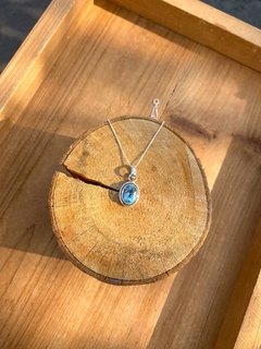 Pingente Oval de Topázio Azul - Flor do Mar