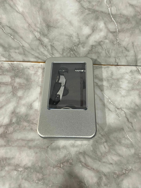 Set de Vino en Caja Metálica con 3 Accesorios - Ideal para Regalo. COD: 1048.