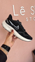 Tênis preto e branco com detalhes na internet