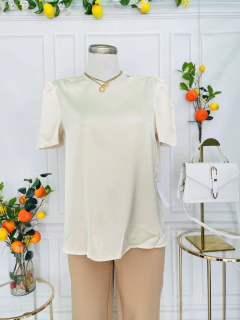 Blusa satinada cuello redondo manga corta