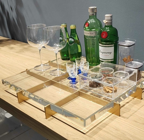 Bandeja SL Coliseu de 30mm com copos e bebidas dispostas sobre uma mesa de madeira
