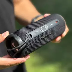 PARLANTE JBL FLIP 6 PORTÁTIL CON BLUETOOTH WATERPROOF NEGRO - Flux Solutions